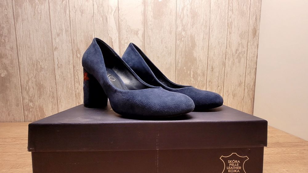 Czółenka ze zdobionymi obcasami