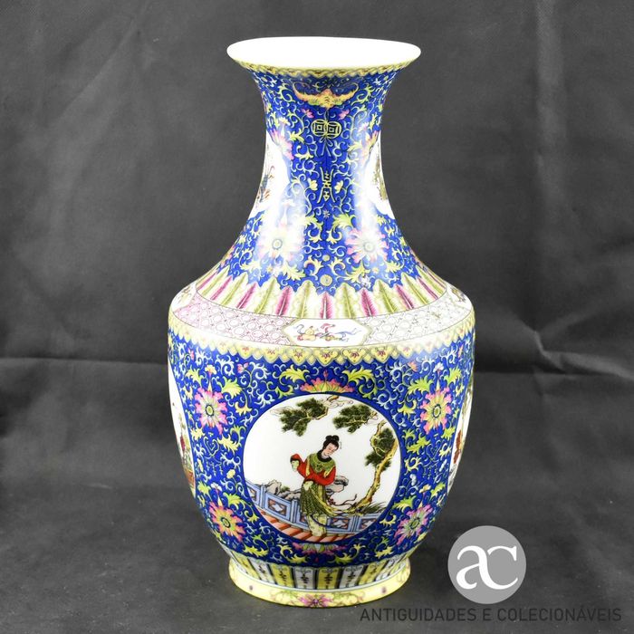 Jarra em porcelana da China decoração floral e figuras orientais