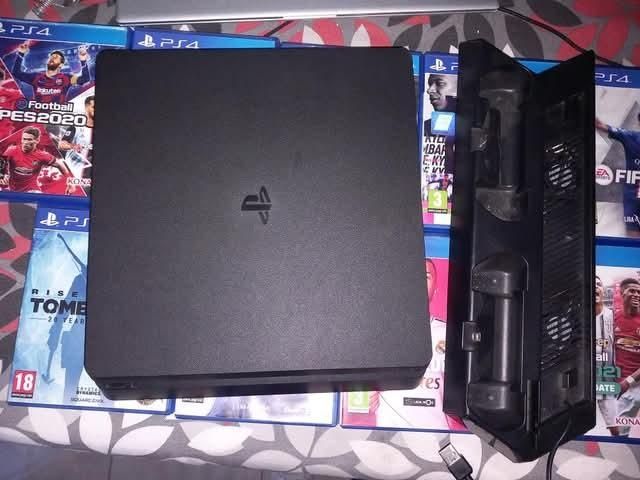 Playstation 4 c/suporte vertical, jogos e comandos.