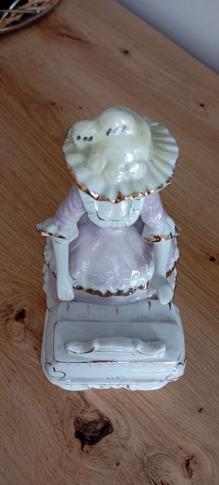 Figurka porcelanowa kobieta grająca na klwesynie