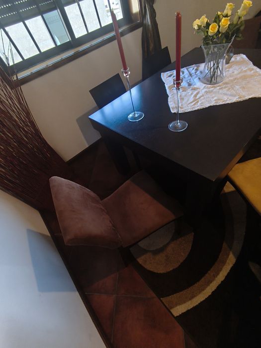 Mesa de Jantar extensível com 6 cadeiras estofadas incluído