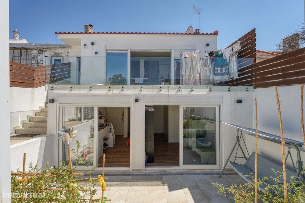 Moradia em banda T4  renovada com terraço e logradouro,...