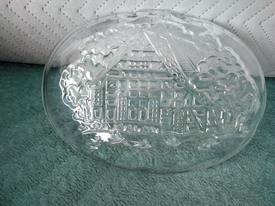 Mały półmisek, patera z domkiem w tle. Grube szkło