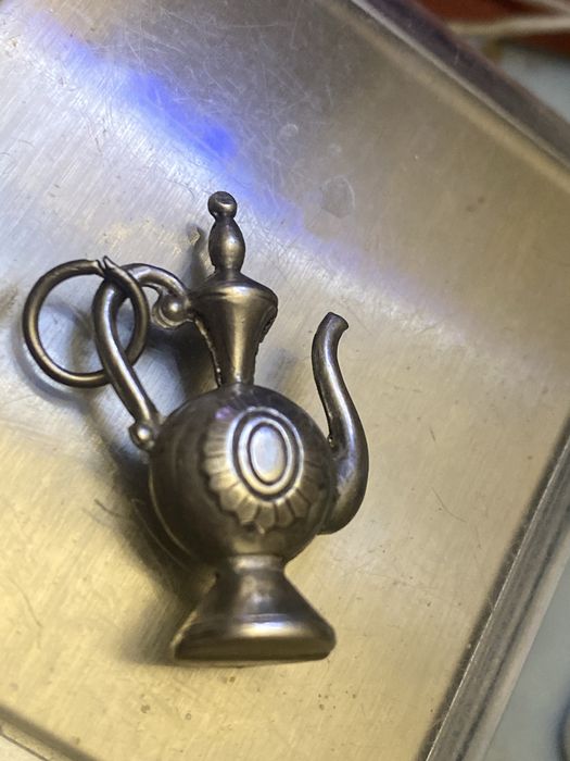 Mała srebrna zawieszka stara próba 835 dzbanek