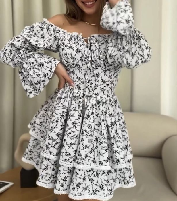 Біла сукня з відкритими плечами