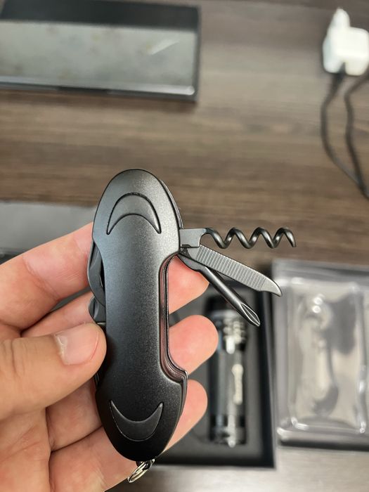 Подарунковий набір ( фонарік і швейцарський ніж )