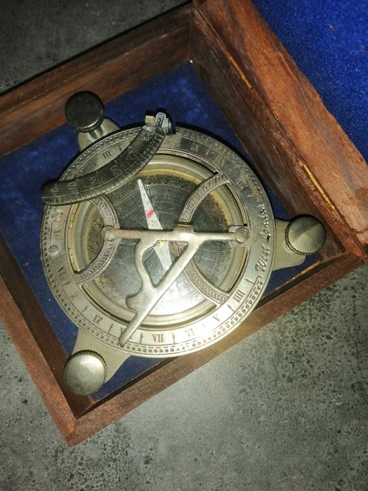 kompas zeglarski w drewnianym pudelku