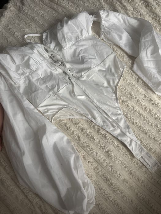 Неймовірне біле боді з пишними рукавами та гачками prettylittlething s