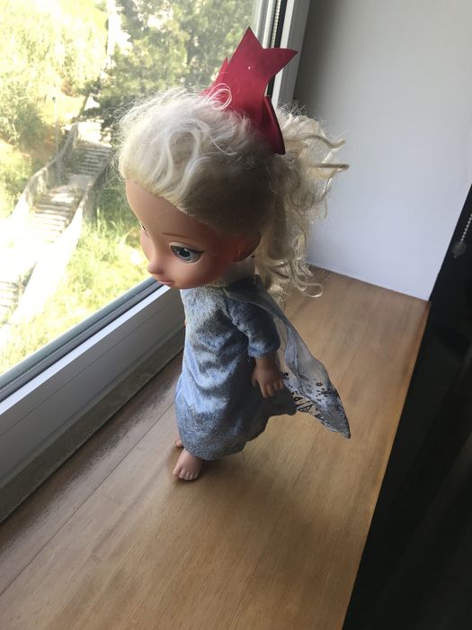 Boneca frozen (  anta e fala)