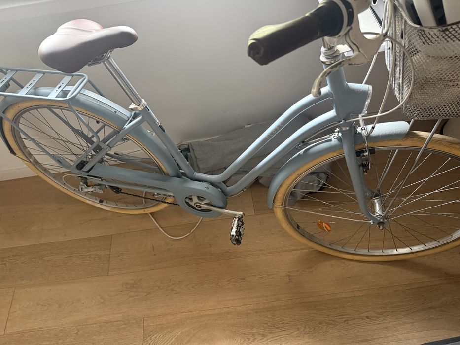 Bicicleta decathlon azul com sela em marrom