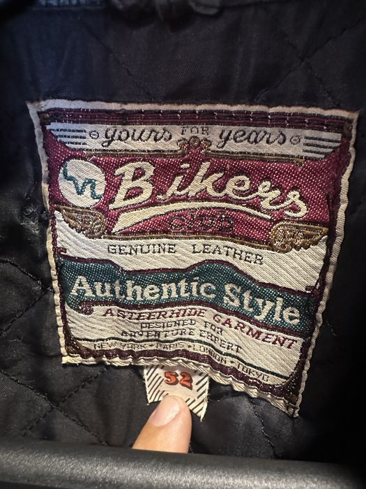 Vendo blusão em pele verdadeira em preto com logo  harley davidson n” 52 em estado irrepreensivel sem nadsa apontar vendo por ter vendido moto