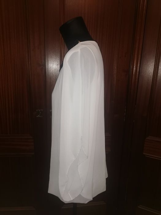 Blusa branca com corrente preta nova