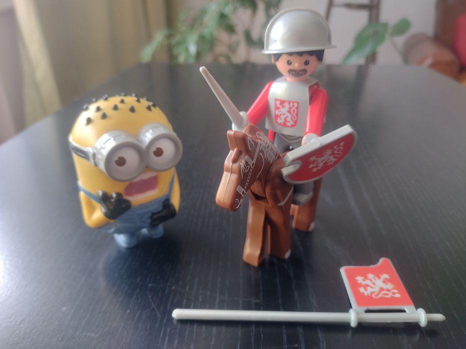 Figurka Minionka i rycerz na koniu zabawka z Czech