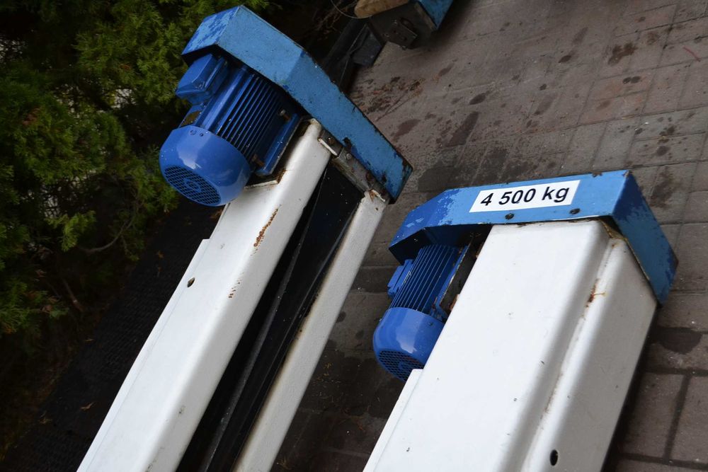 Podnośnik dwukolumnowy CAR LIFT OSTRÓW WLKP,śrubowy,na ramie,4500kg