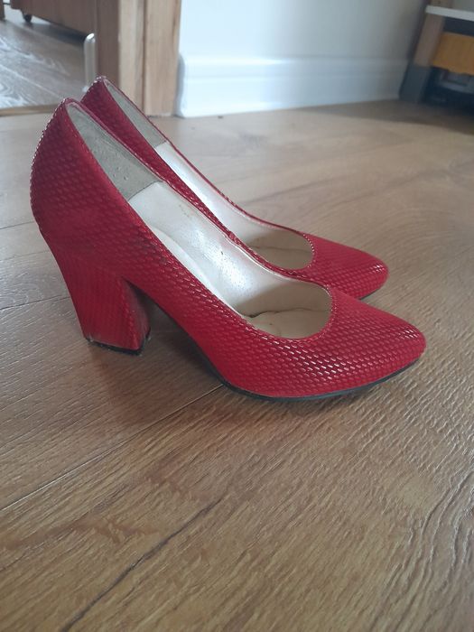 Czerwone buty na słupku rozm.38