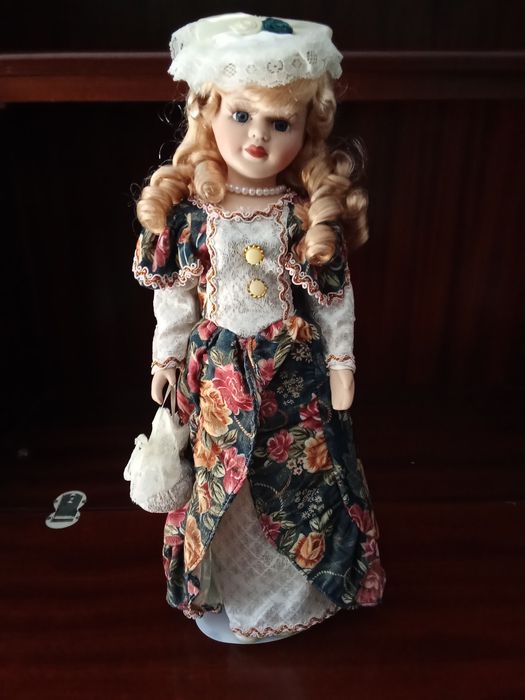 Boneca antiga em porcelana