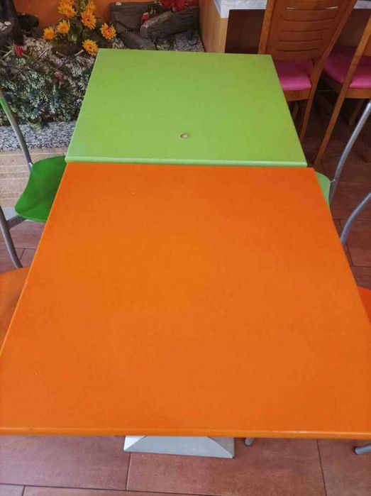 6 mesas e 22 cadeiras