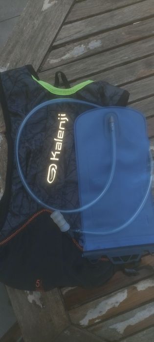 Vendo mochila de hidratação Kalenji 5L, c/ bolsa hidratação