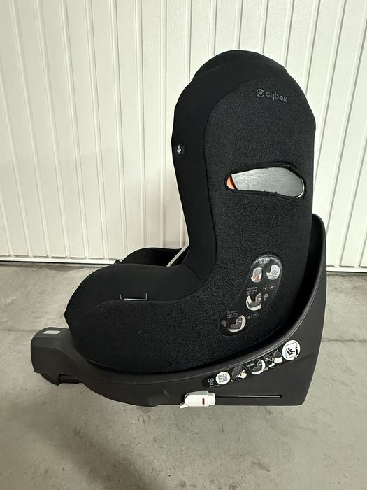 Cybex Sirona Zi I Size czarny fotelik samochodowy obrotowy z bazą