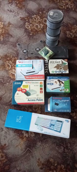 Karty sieciowe, switch, router, klawiatury, puste pudełka