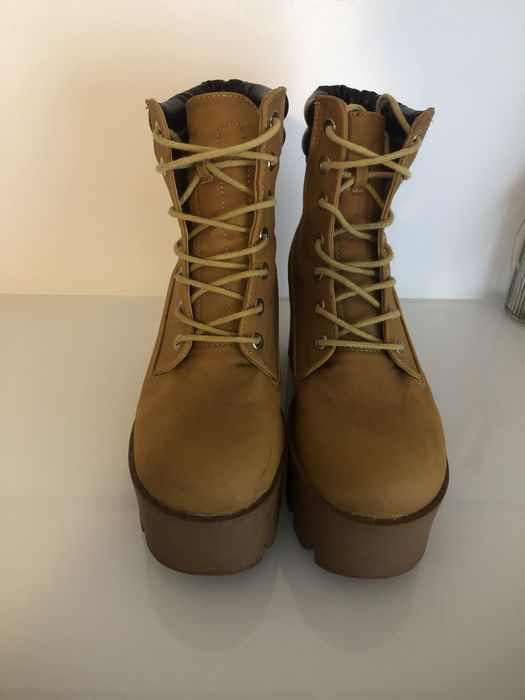 Botas amarelas com salto