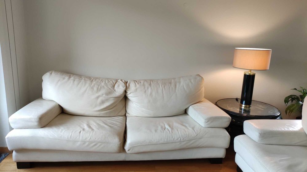 Sofás em pele branca de 3 e 2 lugares (usados)