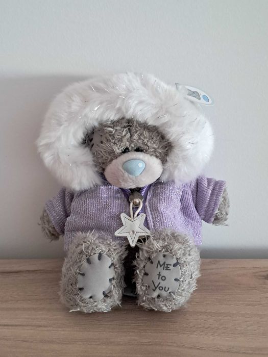 Ursinho de peluche com casaco lilás