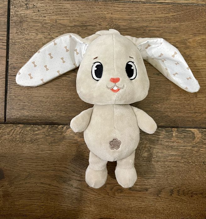 Śliczny króliczek z szeleszczącymi uszami, zabawkaa sensoryczna