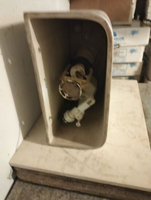 Autoclismo valadares em louça branca.