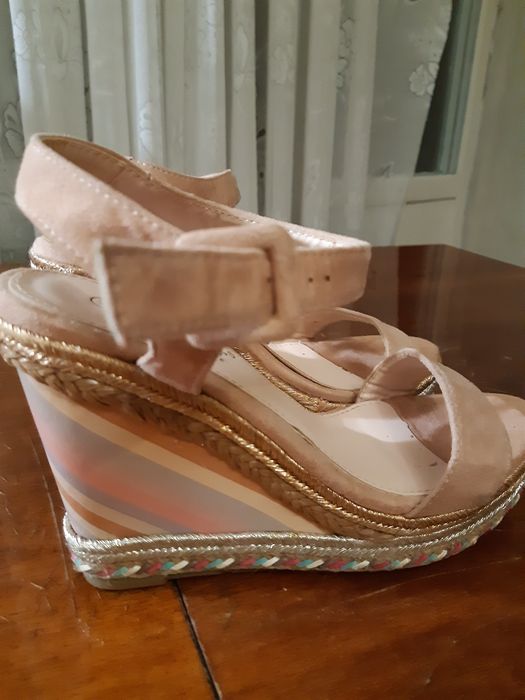 Продаються замшеві босоніжки