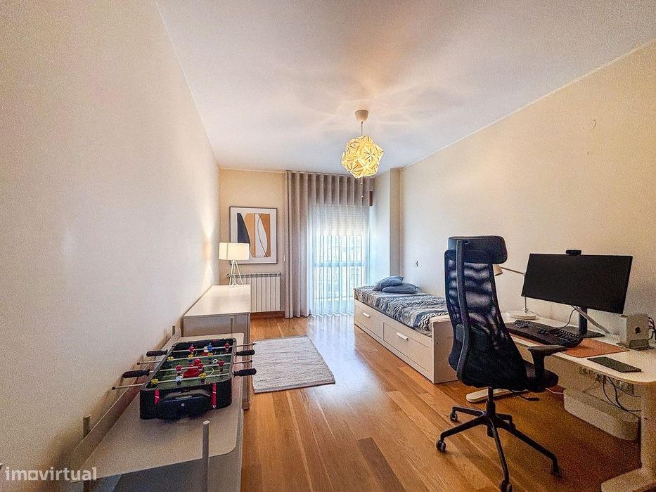 Apartamento T2 mobilado com garagem e elevador para arrendar no centro