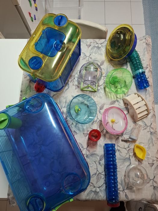 Duas gaiolas para Hamster com vários  acessórios
