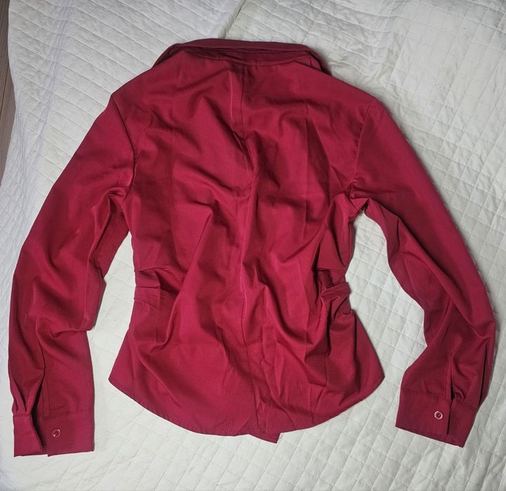 Червона нова приталена сорочка