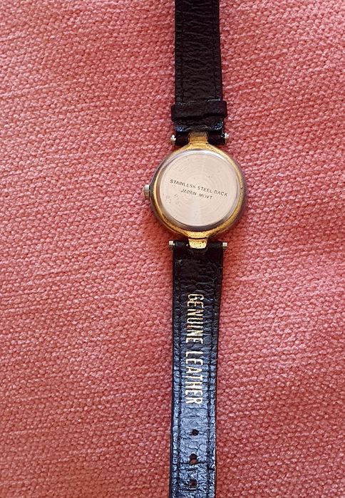 Relógio de pulso com pulseira em pele