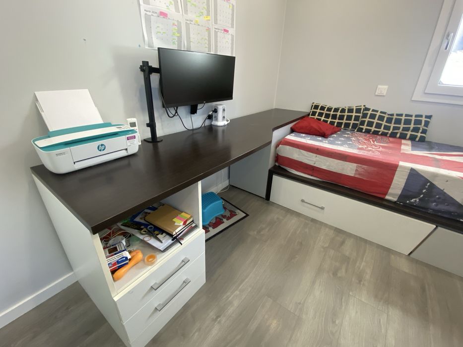 Cama e secretaria rapaz