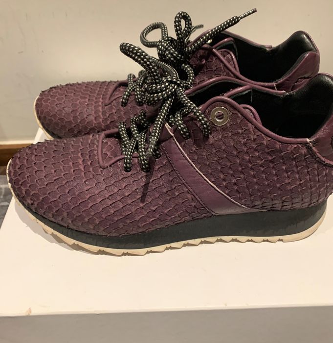 Sapatilha roxa marca Andia Fora