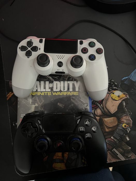 Ps4 slim , 2 comando + 1 jogo