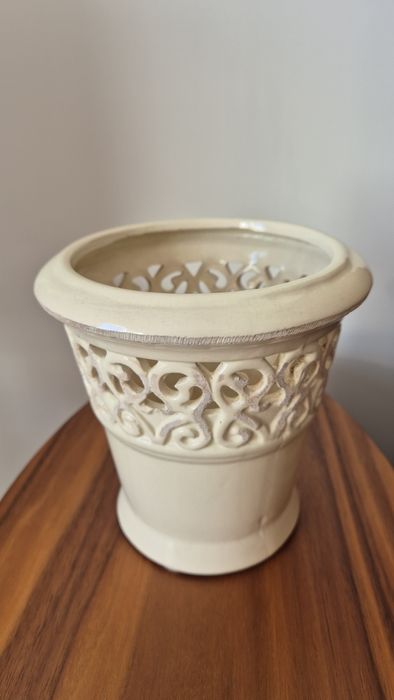 Ażurowa ceramiczna doniczka ecru