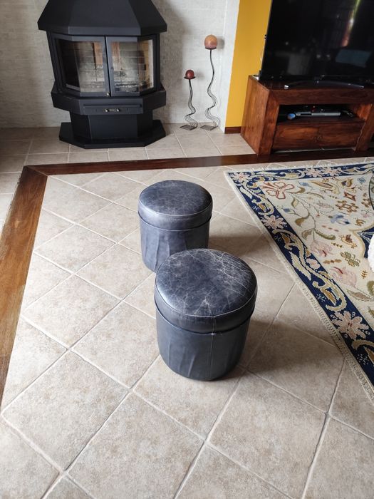 Conjunto de dois sofás de dois lugares cada e dois puff  . Pele " Divani," interior em penas. Preço do conjunto  600,00€
