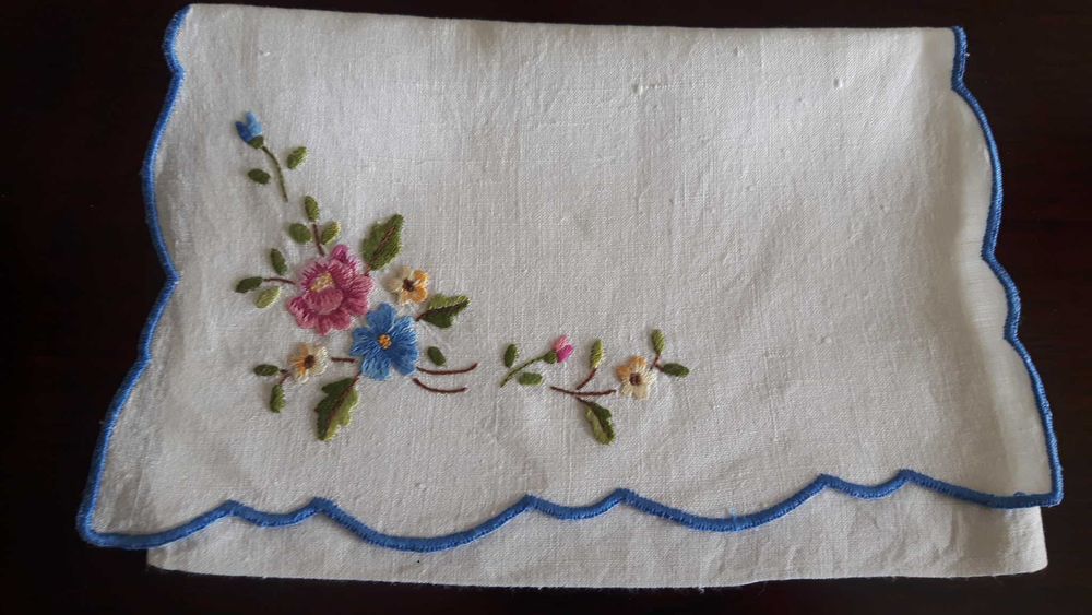 Sacos de Guardanapos em linho bordados á mão