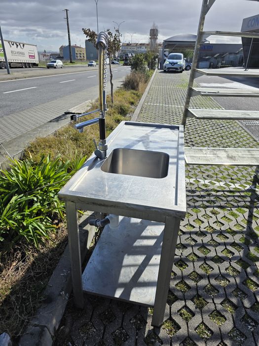 Bancada de Inox com torneira com dois Monocomandos