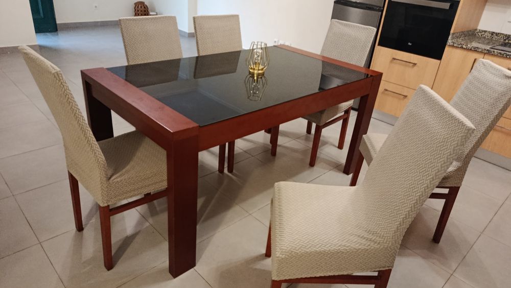 1 Mesa em Cerejeira e Vidro Escuro + 6 Cadeiras