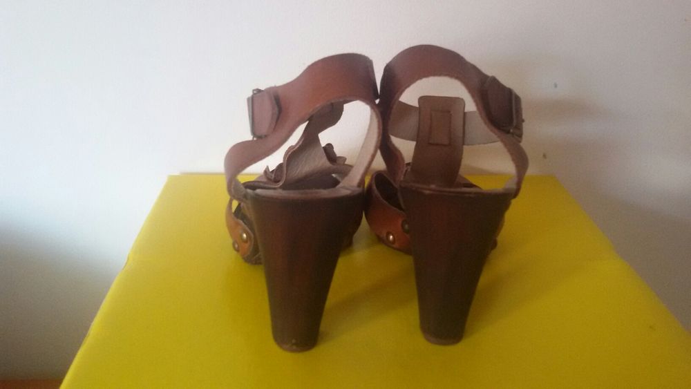 Vendo um par de sandálias em pele n35