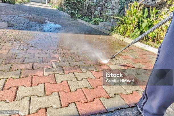 Serviço de limpeza profunda recorrendo a água pressurizada