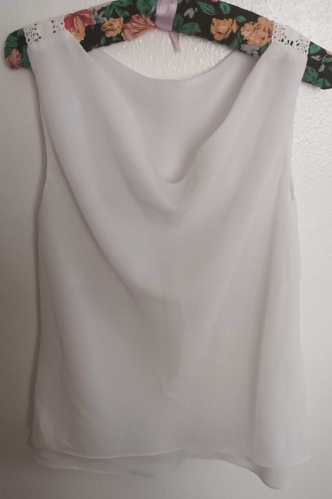 Blusa branca com aplicação nos ombros