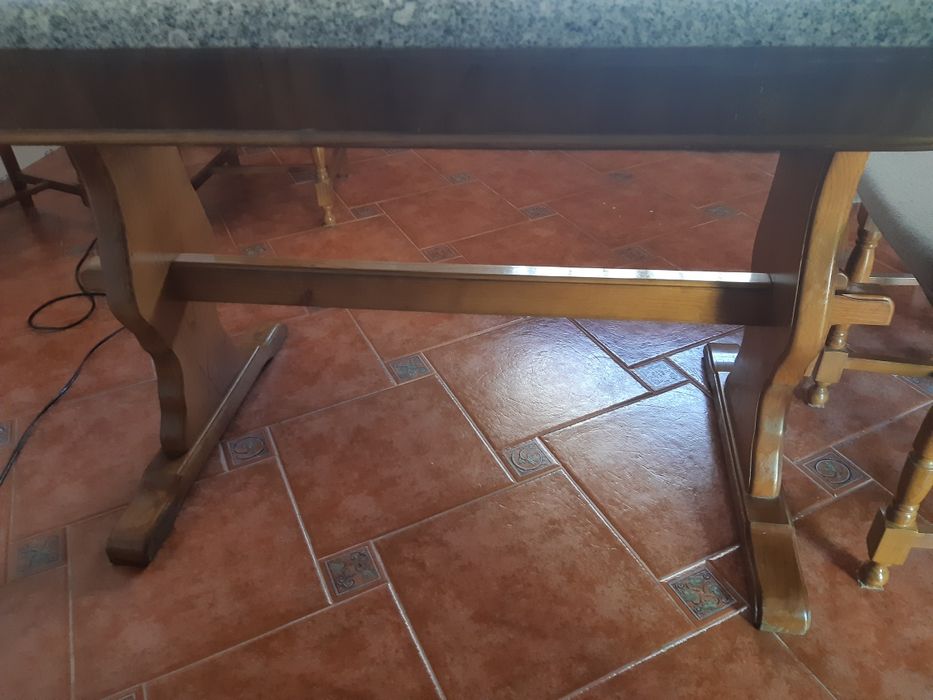 Mesa de pedra com 6 cadeiras.