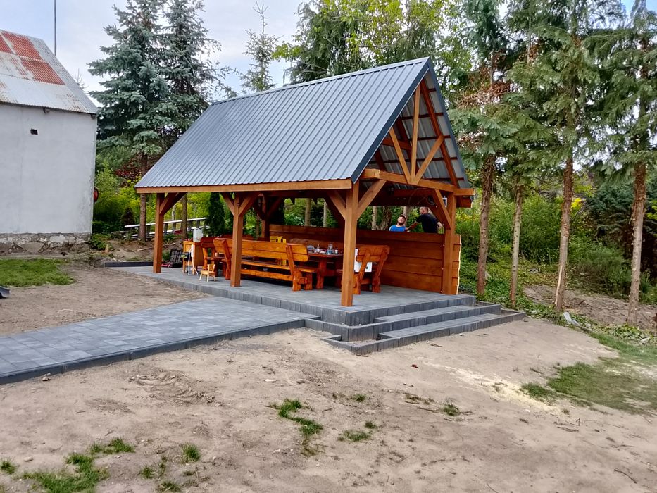 Kostka brukowa. Taras z kostki brukowej. Schody z kostki brukowej.