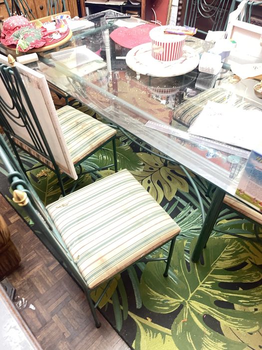 Mesa de vidro e ferro com 6 cadeiras