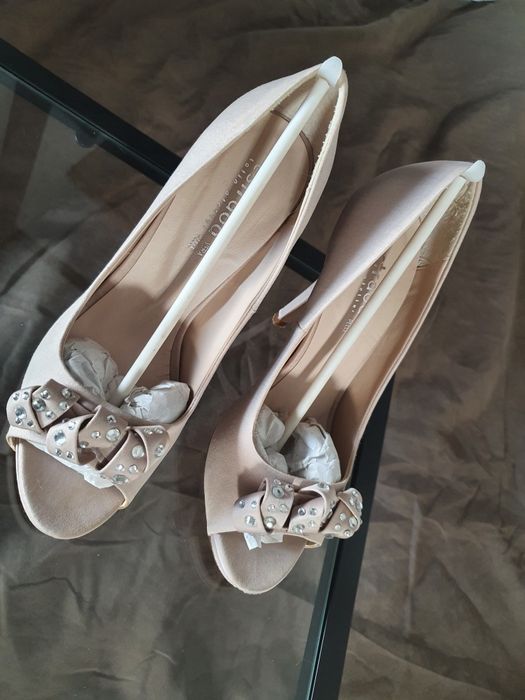 Sapatos beges como novos