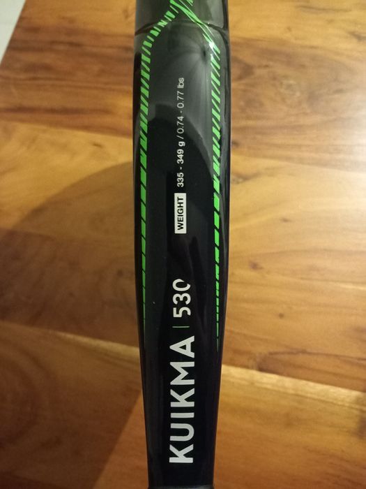Raquete de Padel Kuikma 530, com um jogo de bolas Head.
